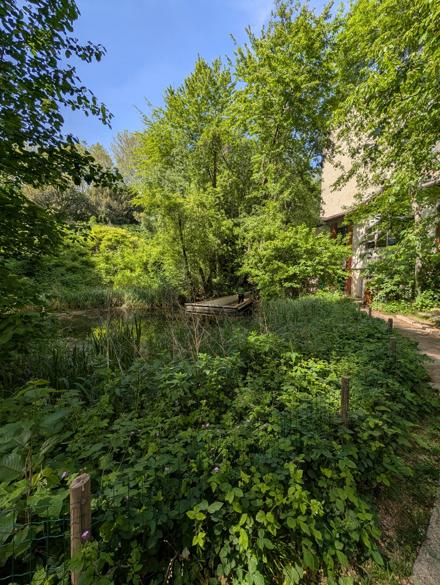 Promenade dans un jardin secret à Paris