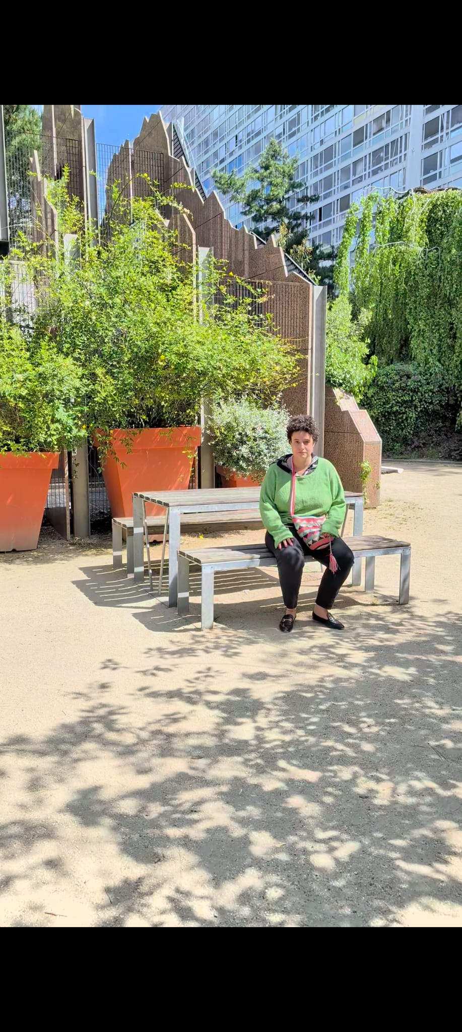Promenade dans un jardin caché de Paris photographiée pour Parisienneries