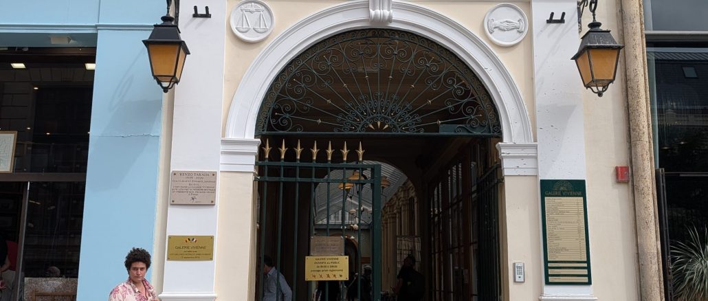 Entrée de la Galerie Vivienne dans le quartier Vivienne à Paris, un lieu emblématique pour découvrir un Paris plus calme