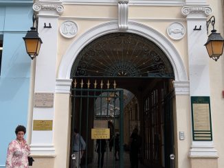 Entrée de la Galerie Vivienne dans le quartier Vivienne à Paris, un lieu emblématique pour découvrir un Paris plus calme