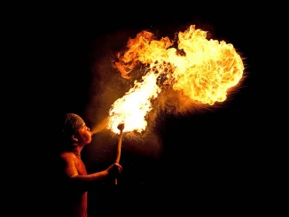 La performance scénique avec feu : l'art de captiver un public