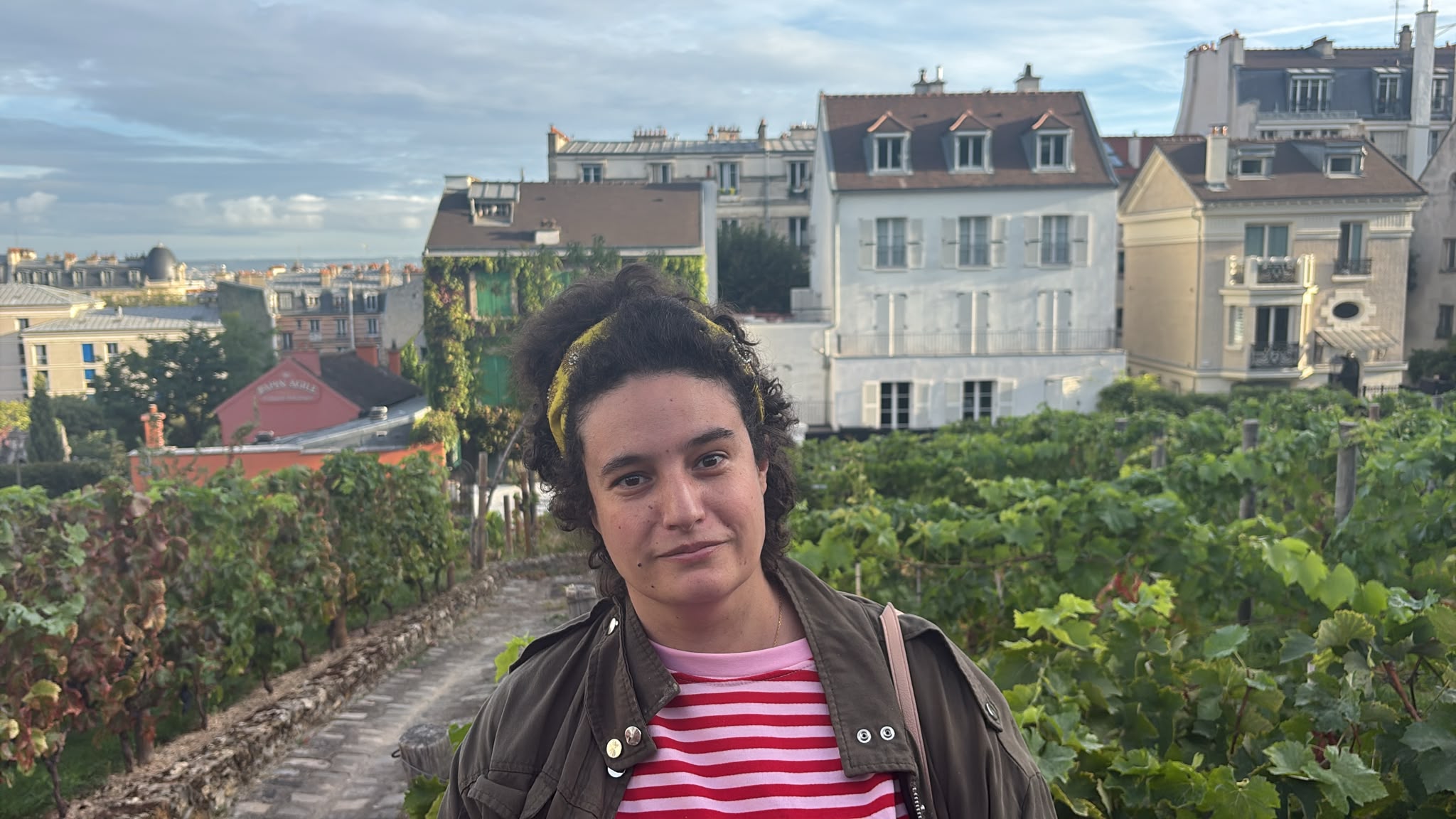 Thaïs devant les vignes du Clos Montmartre à Paris