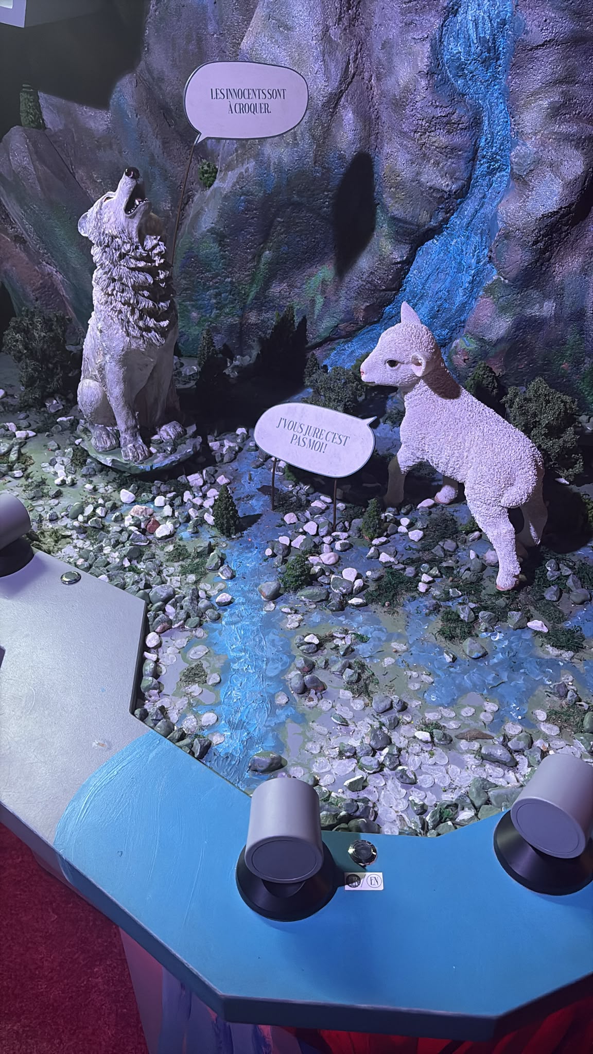 Le Loup et l'Agneau revisités avec des bulles humoristiques à la Cité Immersive des Fables