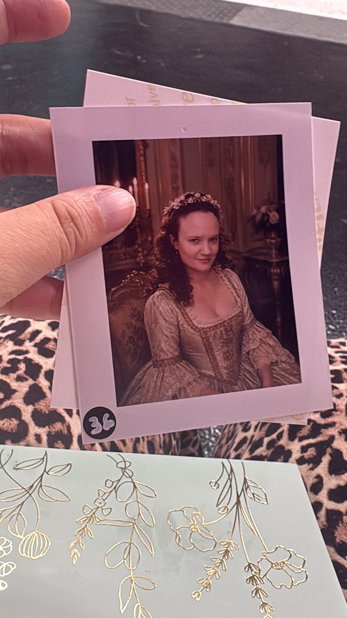 Photo souvenir en costume, prise à la Cité Immersive des Fables
