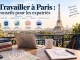 Expatrié travaillant à Paris avec ordinateur face à la tour Eiffel