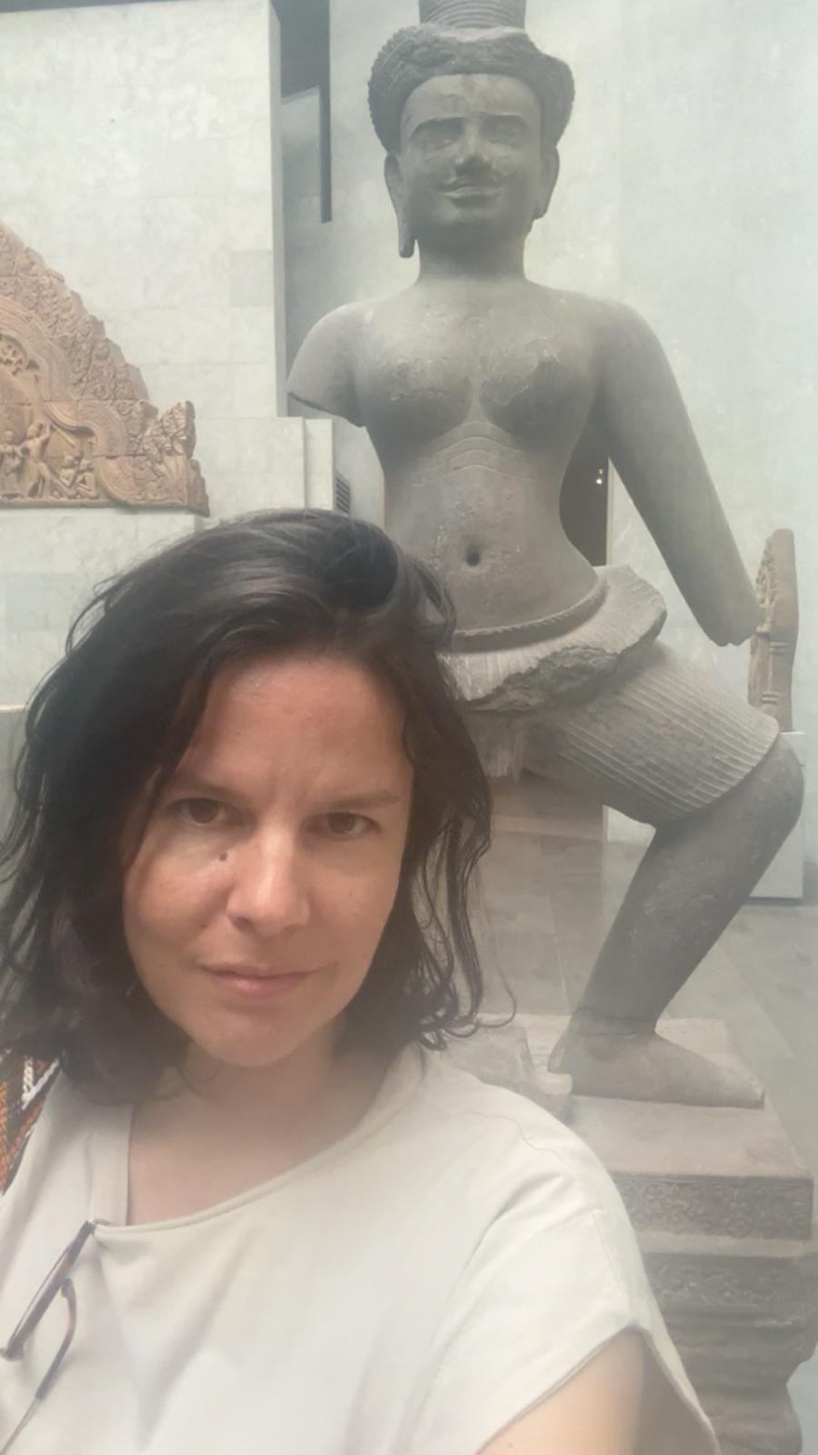Parisienneries (Julia) au musée Guimet, devant une sculpture khmère