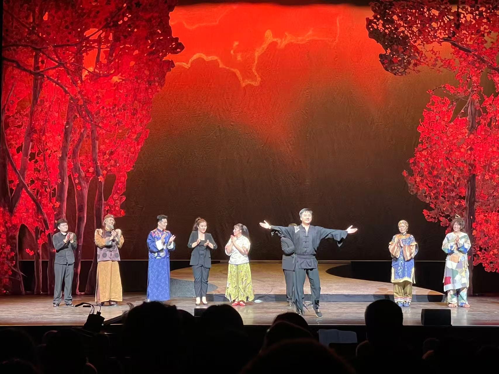 La scénographie de La Terre sauvage : une forêt d'arbres rouges, Salle Pleyel