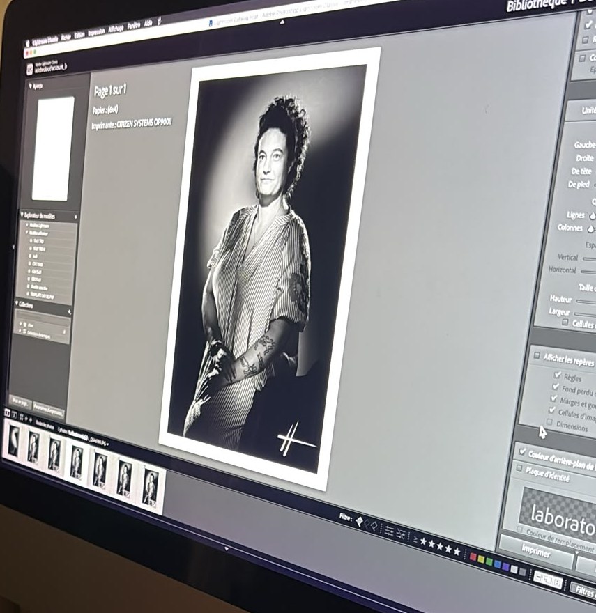 Le portrait noir et blanc Studio Harcourt de Thaïs affiché à l’écran du laboratoire, signé du H de Harcourt