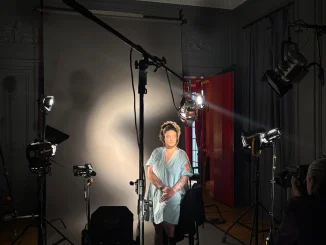 Thaïs posant sous les projecteurs du Studio Harcourt à Paris pendant sa séance photo