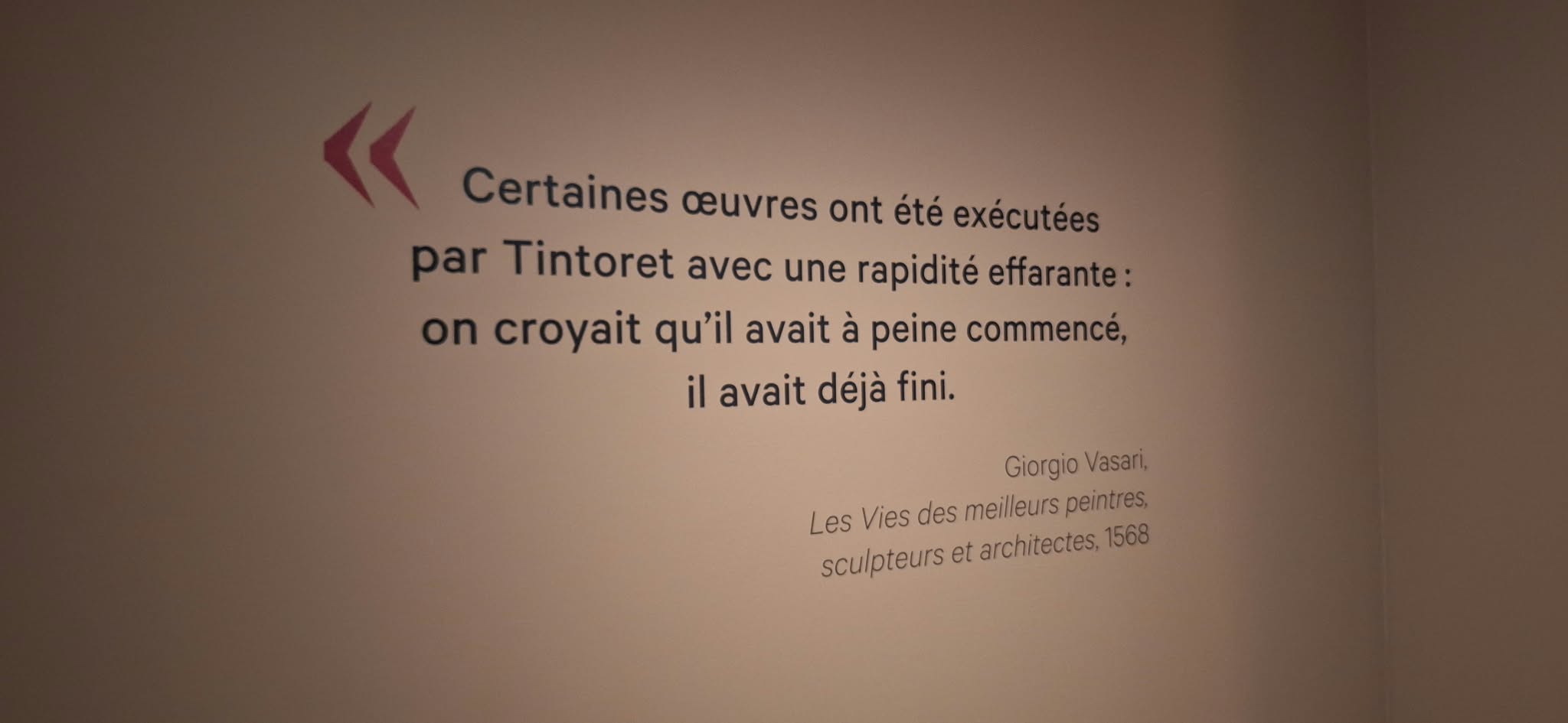Citation de Giorgio Vasari sur Tintoret affichée dans l'exposition