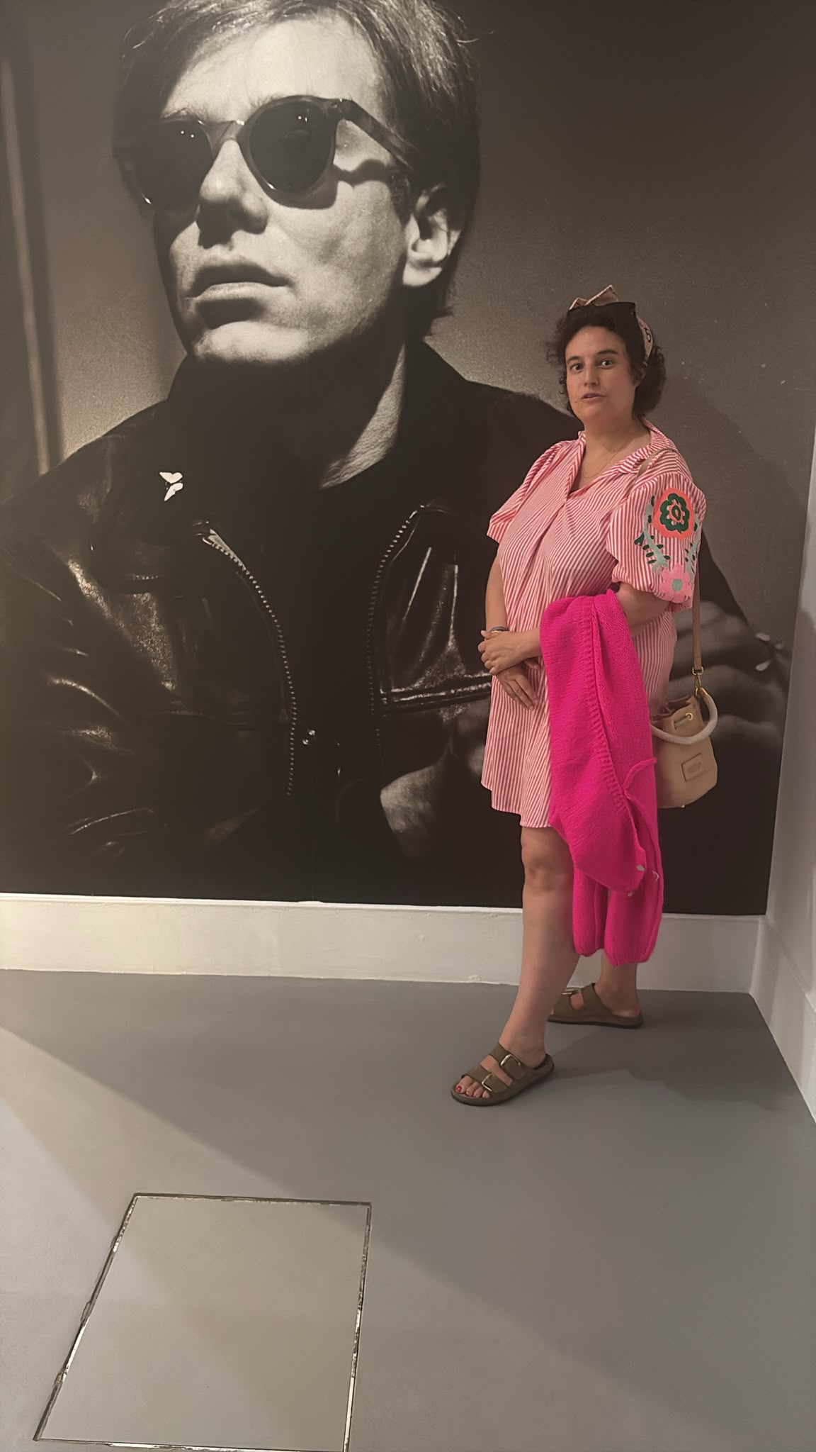 Parisienneries devant le grand portrait d'Andy Warhol au musée du Luxembourg